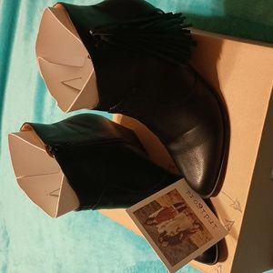 Indigo Rd "Irdarielle" fringed booties. Women's size 8M.